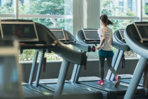 有酸素運動と筋トレのどちらを先に行うべき？それぞれの効果や組み合わせ方を解説