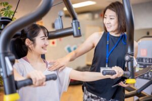 チェストプレスの正しいやり方とは？効果を高めるポイントや鍛えられる筋肉も解説