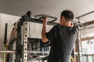 懸垂で得られる効果とは？正しいやり方と鍛えられる筋肉＆ポイントを解説