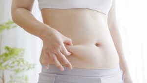 皮下脂肪の効果的な落とし方とは？蓄積される原因やおすすめの運動なども紹介
