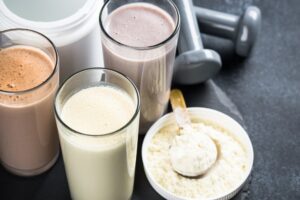 プロテインを飲むタイミングは？効果的な時間、目的別におすすめの種類も解説