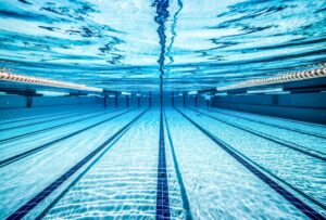 水泳の消費カロリーは？ダイエットに効果的な泳ぎ方や注意点も解説