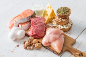 タンパク質を多く含む食材は？食事での摂取目安量やレシピ例も紹介